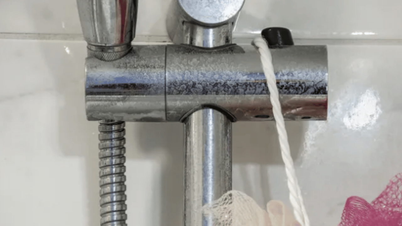 Foto - Camlarda kalan sular kuruyunca... Duş kabinindeki kireçlenmeye 5 dakikada kesin çözüm!