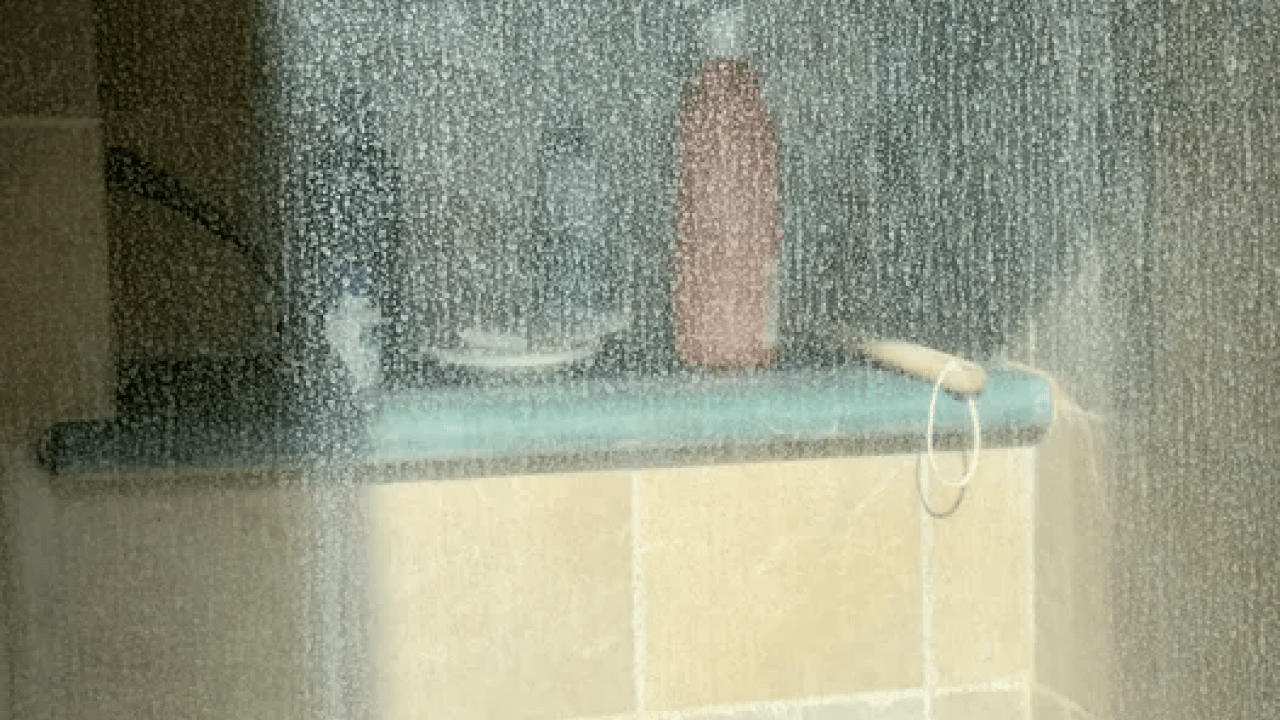 Foto - Camlarda kalan sular kuruyunca... Duş kabinindeki kireçlenmeye 5 dakikada kesin çözüm!