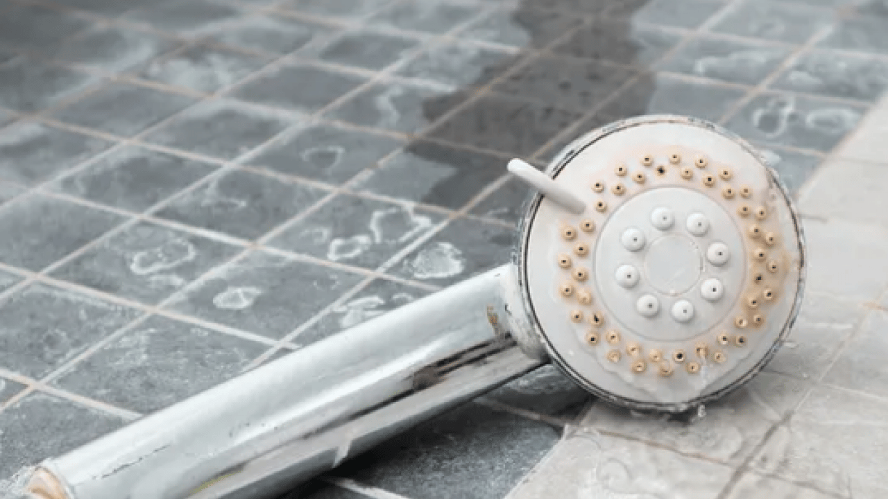 Foto - Camlarda kalan sular kuruyunca... Duş kabinindeki kireçlenmeye 5 dakikada kesin çözüm!