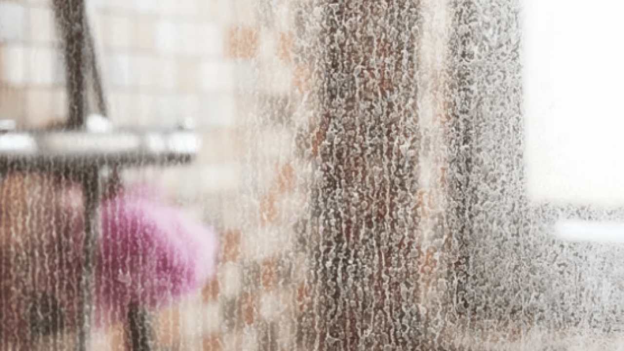 Foto - Camlarda kalan sular kuruyunca... Duş kabinindeki kireçlenmeye 5 dakikada kesin çözüm!