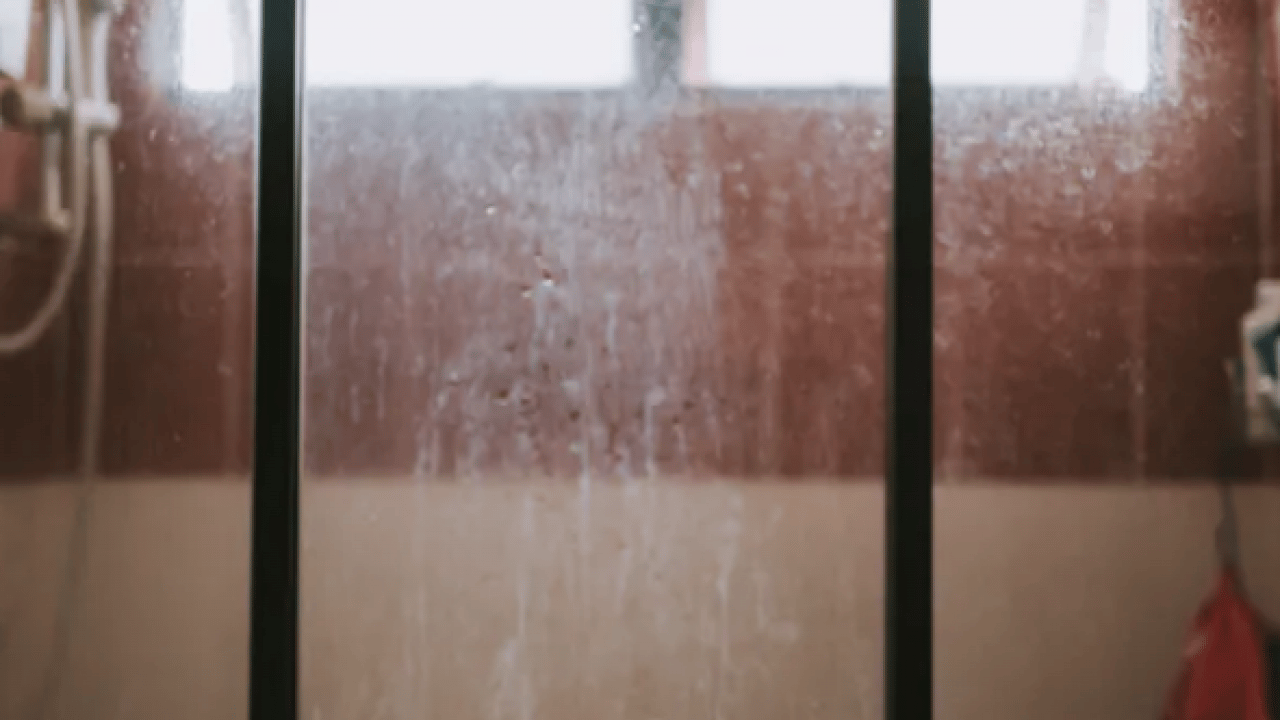 Foto - Camlarda kalan sular kuruyunca... Duş kabinindeki kireçlenmeye 5 dakikada kesin çözüm!