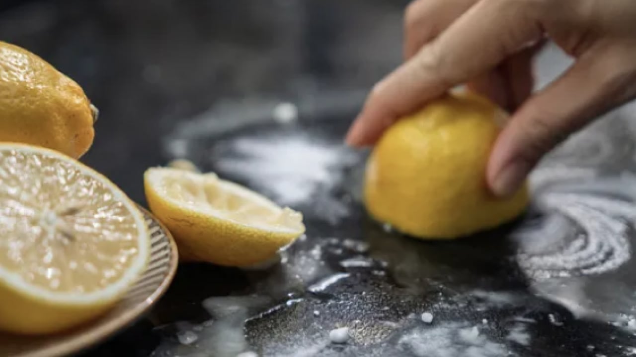 Foto - Camlarda kalan sular kuruyunca... Duş kabinindeki kireçlenmeye 5 dakikada kesin çözüm!