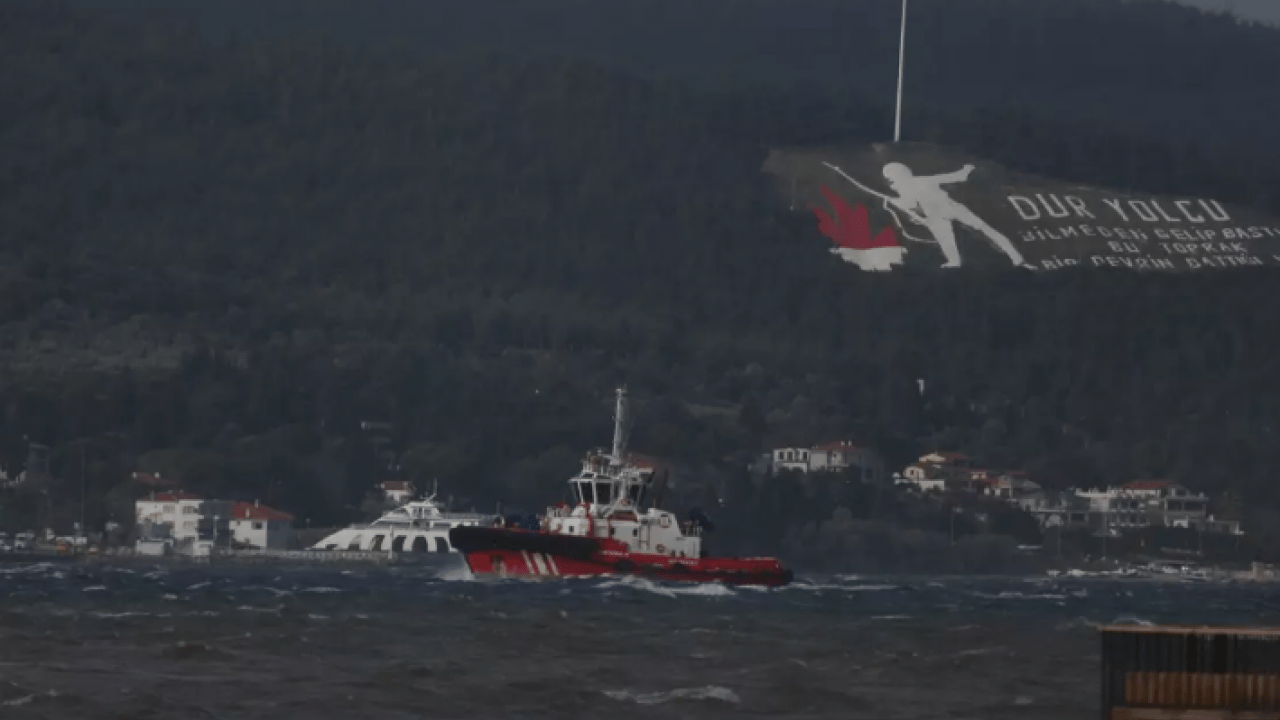 Foto - Çanakkale’de göz gözü görmüyor: Boğaz dev gemilere kapatıldı