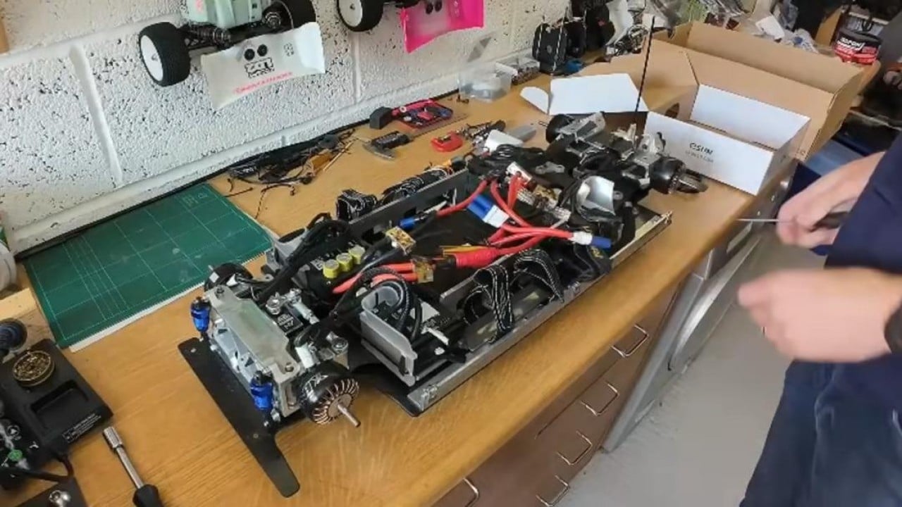 Foto - Canavar sahneye çıktı! Uzaktan kumandalı araç 377 km/s ile gerçek otomobilleri bile sollayıp, Guinness Rekoru kırdı