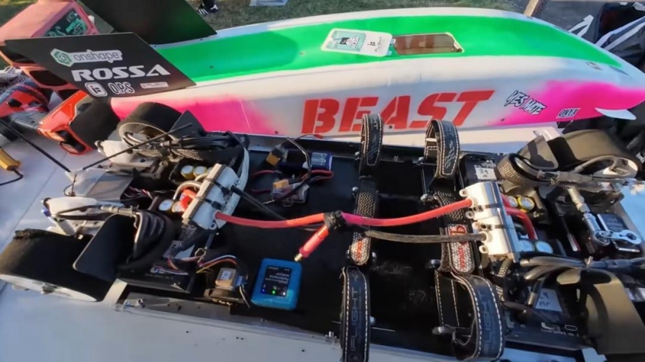 Foto - Canavar sahneye çıktı! Uzaktan kumandalı araç 377 km/s ile gerçek otomobilleri bile sollayıp, Guinness Rekoru kırdı