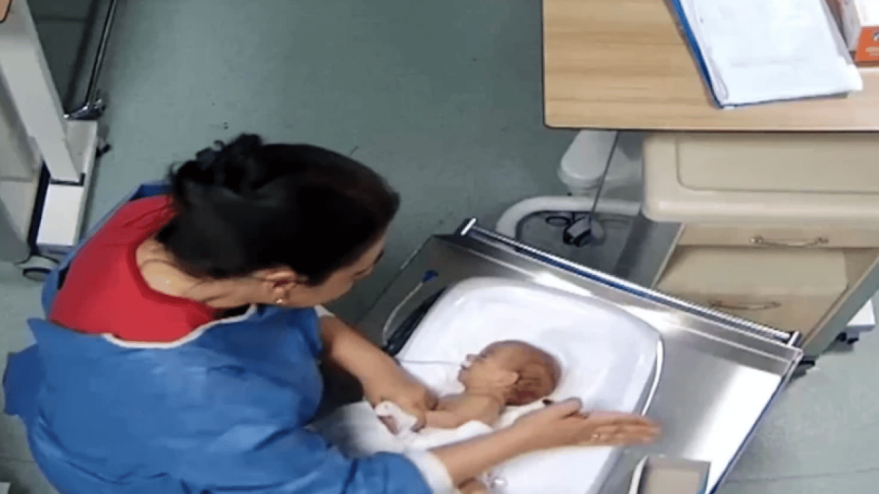 Foto - Cani hemşire bir bebeği daha darbetmiş! Belgesi var, vicdanı yok