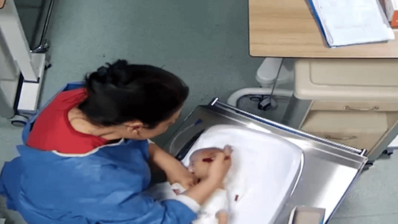 Foto - Cani hemşire bir bebeği daha darbetmiş! Belgesi var, vicdanı yok