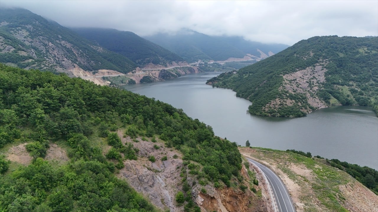 Foto - Canlarını tehlikeye atıyorlar Örümcek adamlar yamaçları çelik ağlarla örüyor