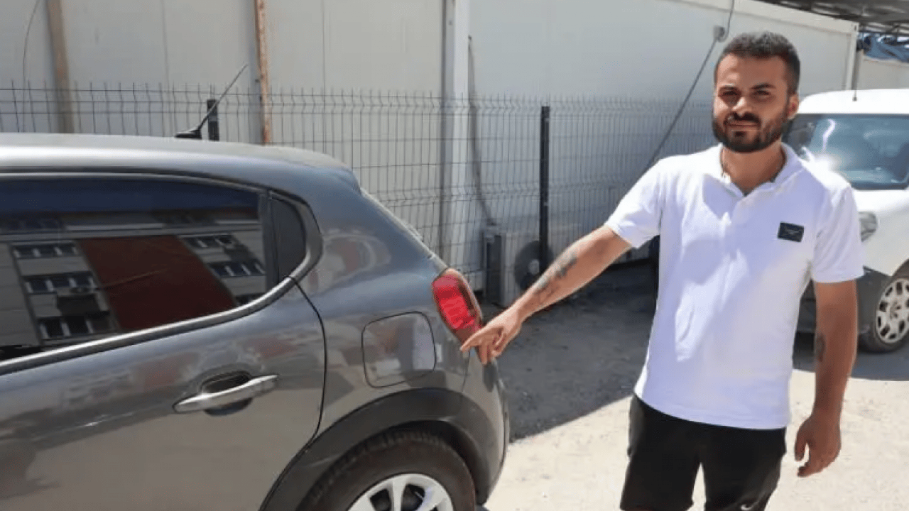 Foto - Duran arabaya çarptı: Yaptığı hareketle hayır duası aldı!