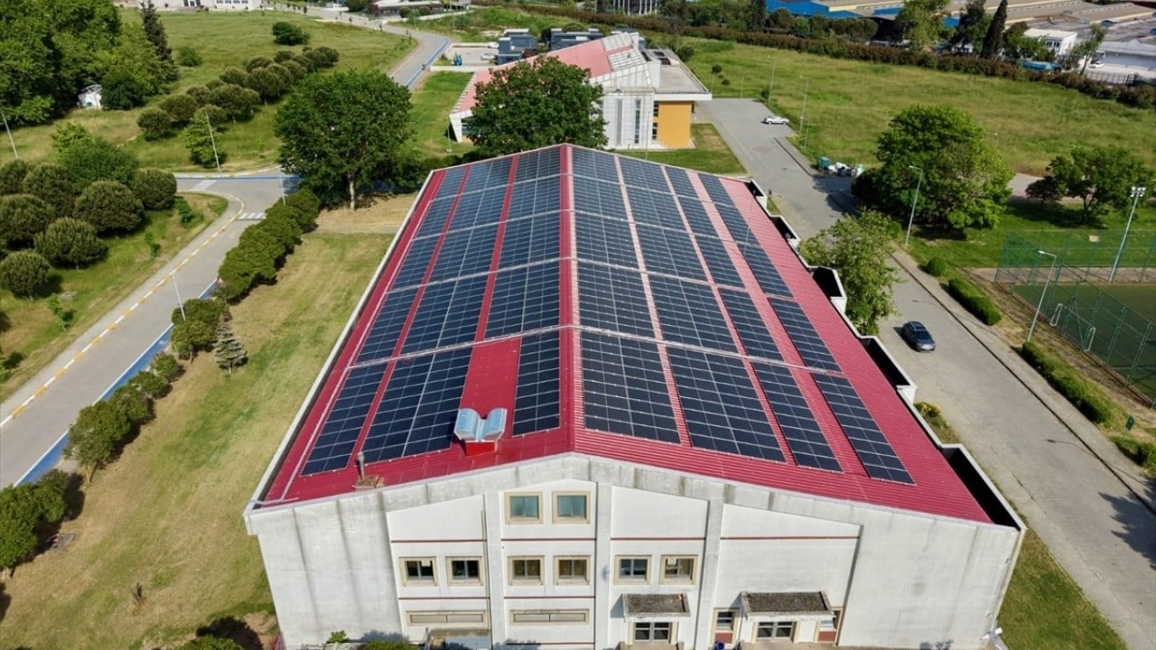 Foto - Çatılara ve otoparklara paneller kuruldu! Devlet üniversitesi elektriğini güneşten sağlayacak
