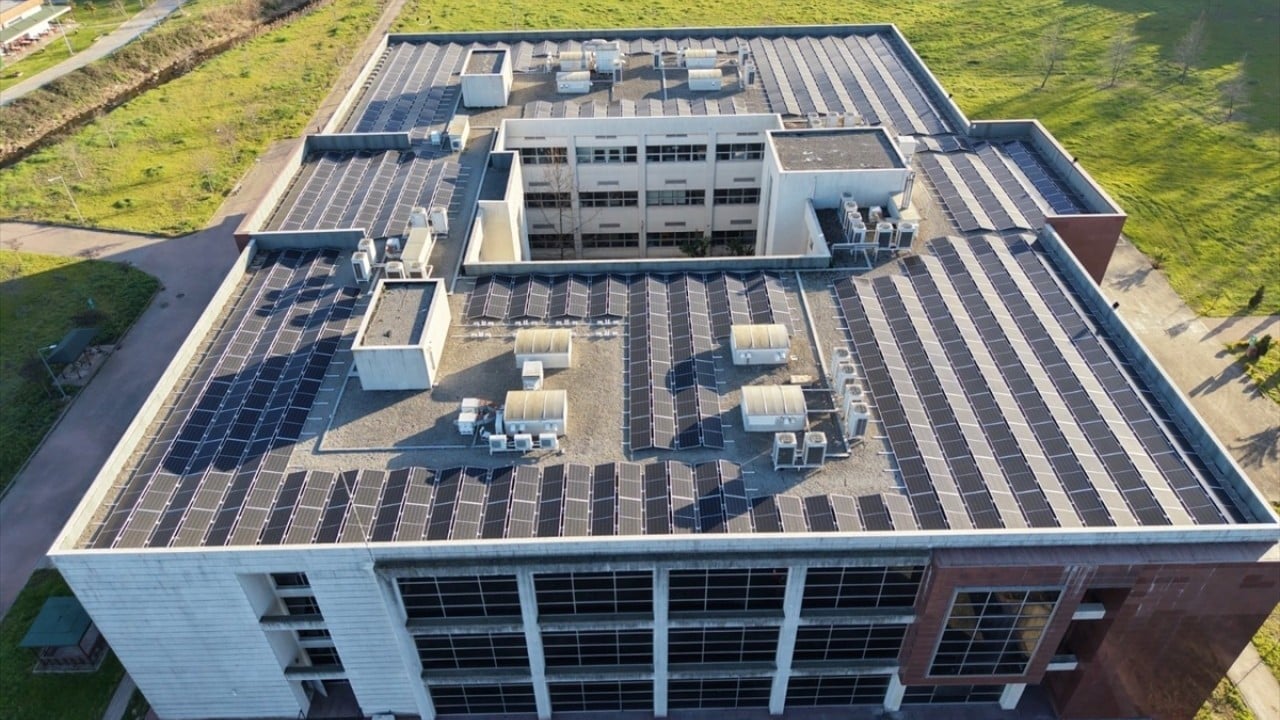 Çatılara ve otoparklara paneller kuruldu! Devlet üniversitesi elektriğini güneşten sağlayacak