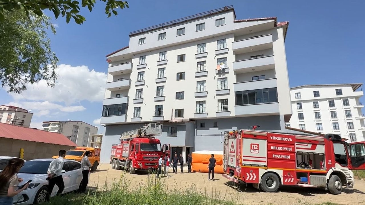 Foto - Çatıya çıkan genci intihardan belediye başkanı vazgeçirdi