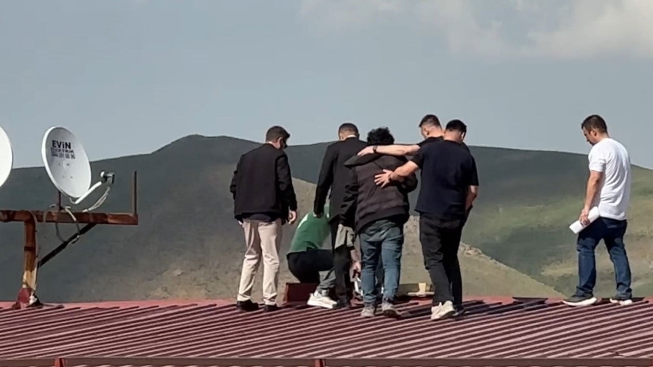 Foto - Çatıya çıkan genci intihardan belediye başkanı vazgeçirdi