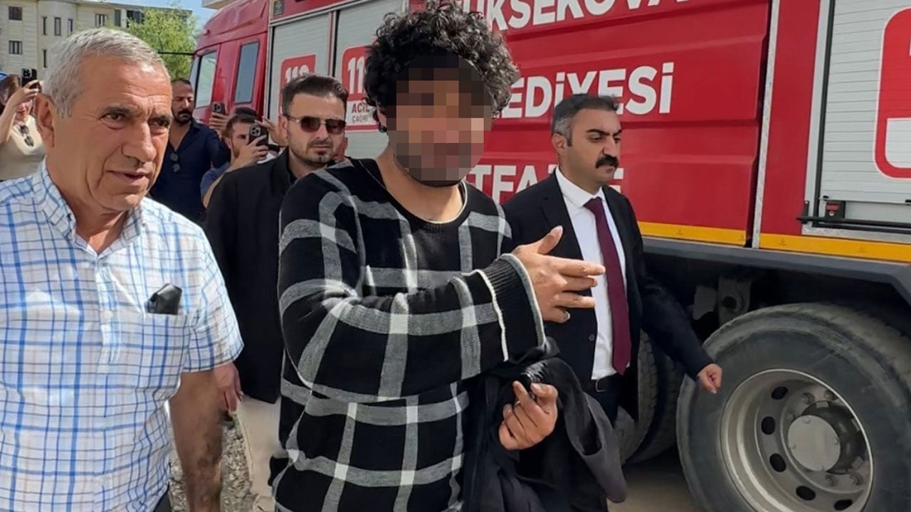 Foto - Çatıya çıkan genci intihardan belediye başkanı vazgeçirdi