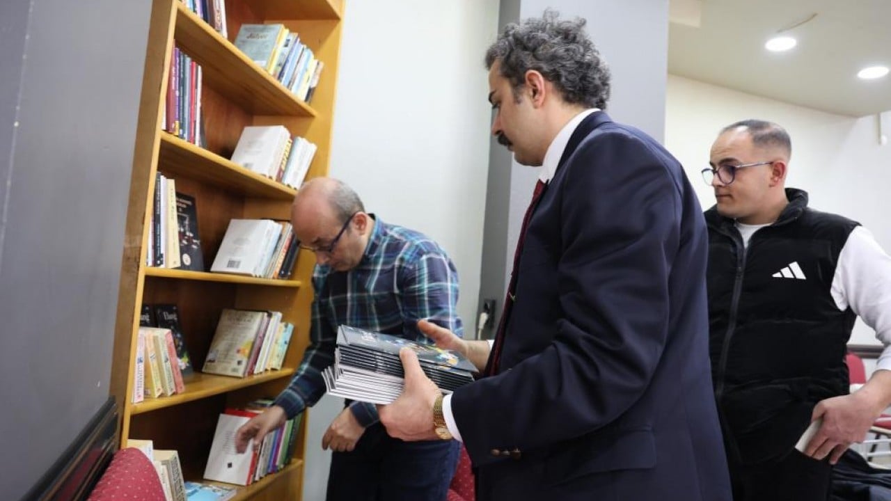 Foto - Çay, kahve ve kitap okuma keyfi O şehirde her kahvehaneye bir kitap köşesi