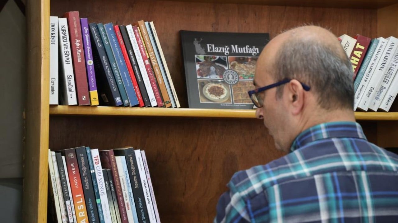 Foto - Çay, kahve ve kitap okuma keyfi O şehirde her kahvehaneye bir kitap köşesi