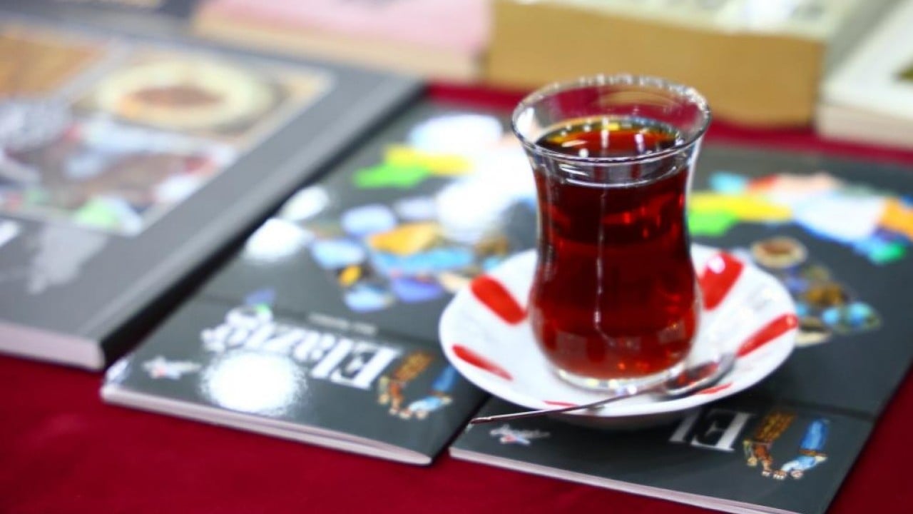 Foto - Çay, kahve ve kitap okuma keyfi O şehirde her kahvehaneye bir kitap köşesi