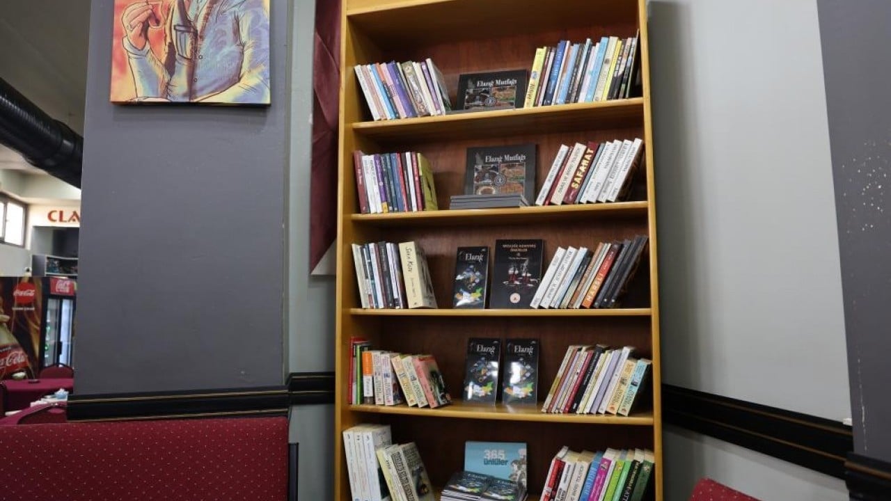 Foto - Çay, kahve ve kitap okuma keyfi O şehirde her kahvehaneye bir kitap köşesi
