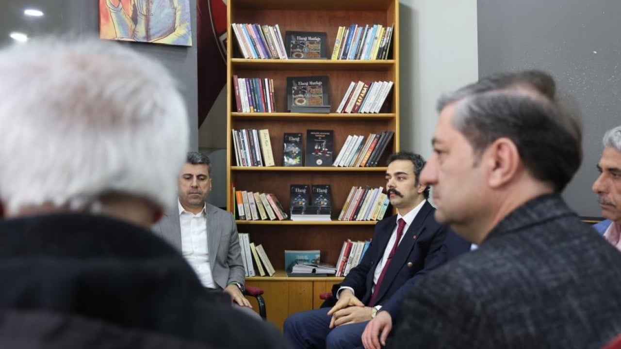 Foto - Çay, kahve ve kitap okuma keyfi O şehirde her kahvehaneye bir kitap köşesi