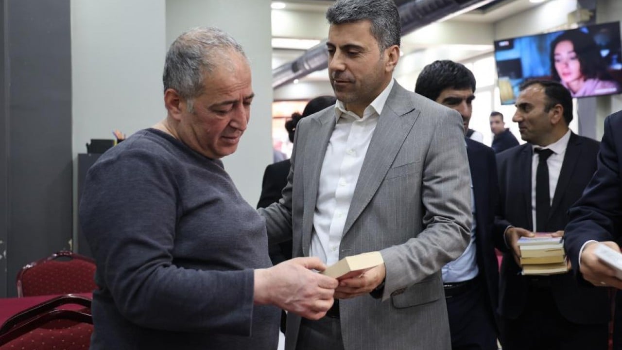 Foto - Çay, kahve ve kitap okuma keyfi O şehirde her kahvehaneye bir kitap köşesi