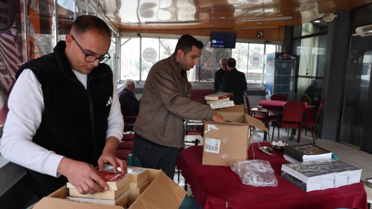 Foto - Çay, kahve ve kitap okuma keyfi O şehirde her kahvehaneye bir kitap köşesi