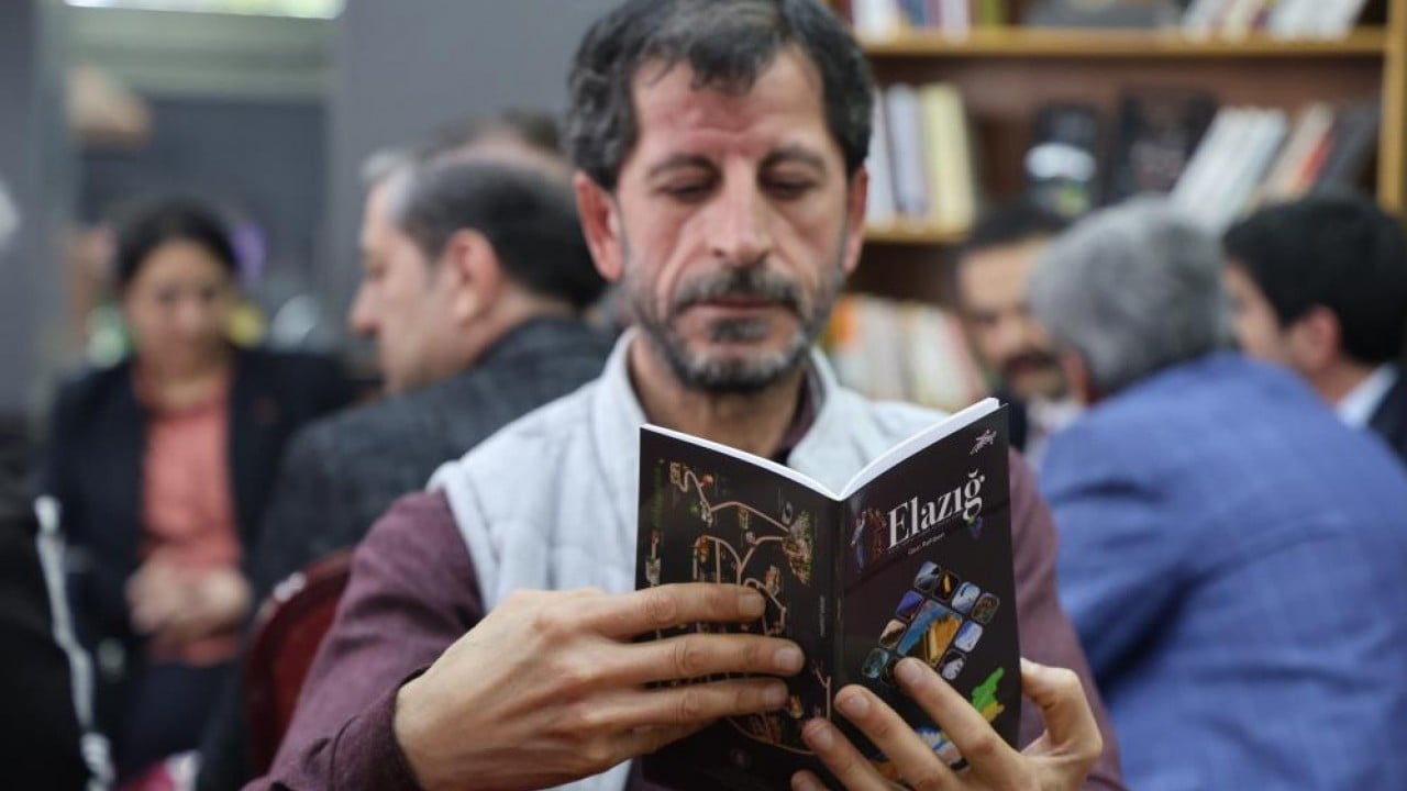 Çay, kahve ve kitap okuma keyfi O şehirde her kahvehaneye bir kitap köşesi