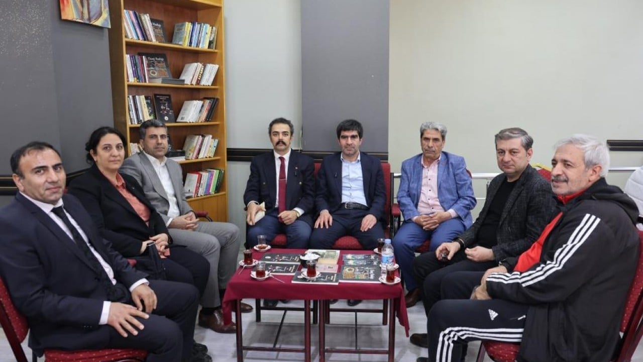 Foto - Çay, kahve ve kitap okuma keyfi O şehirde her kahvehaneye bir kitap köşesi