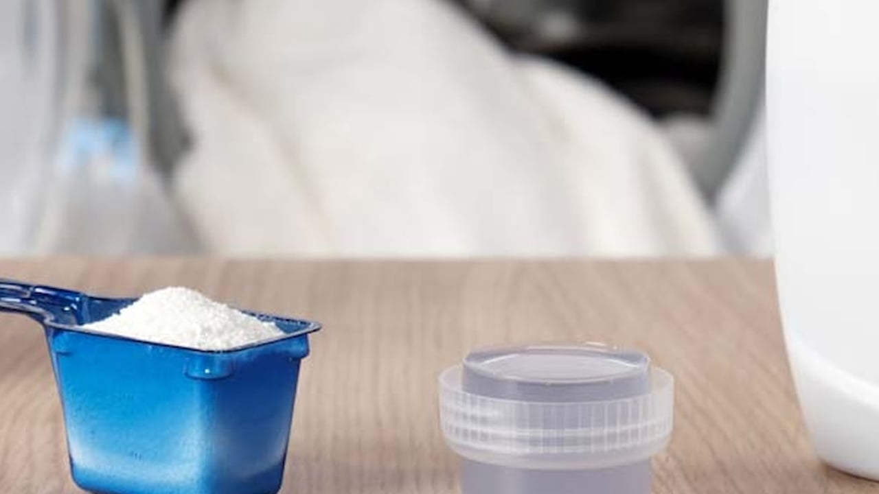 Çay kaşığı yetiyor: Çamaşır makinesi kullananların yaptığı 7 kritik hata! Sararan beyaz çamaşırlar için bunu yapın