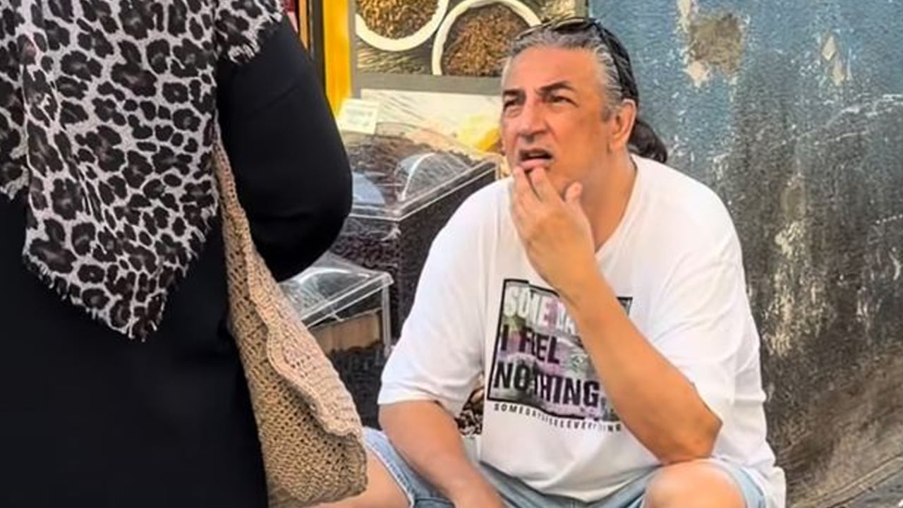 Foto - Çelik Erişçi, balık pazarda banyo lifi sattı: Şarkıcı Tezgâhın başına geçti