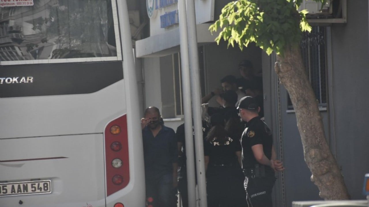 Foto - Cem Küçük'ten tepki: Bize birileri bunu anlatabilir mi, paralar nerede?