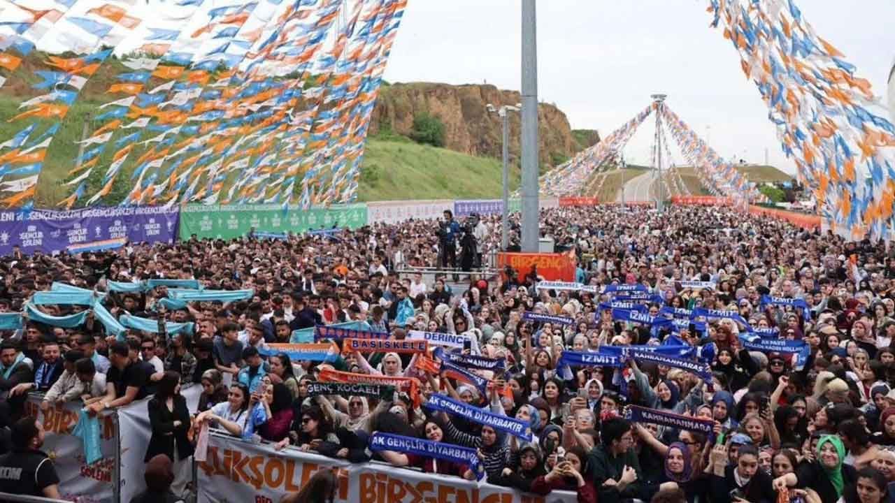 Foto - Cem Küçük'ten veryansın: AK Parti'ye küfreden fırdöndüler için bu kesimi kaybetmemek lazım