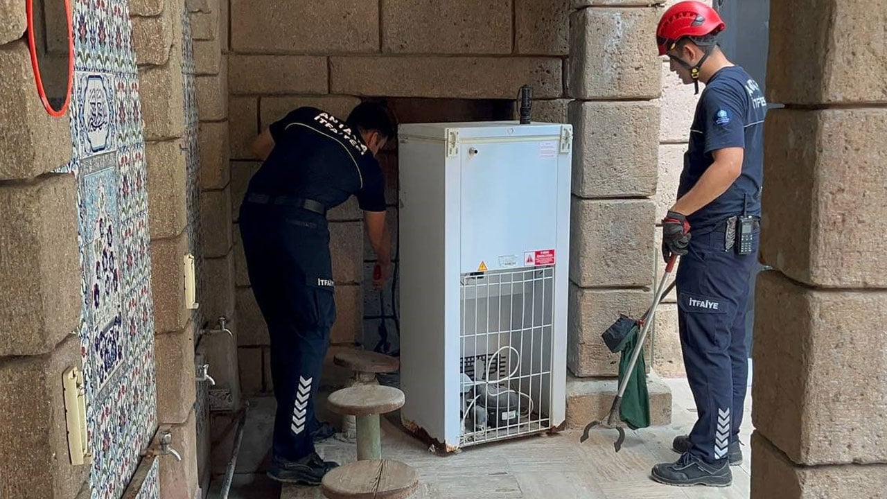 Foto - Cemaat şok! Namaza gelenleri 1.5 metrelik yılan karşıladı 