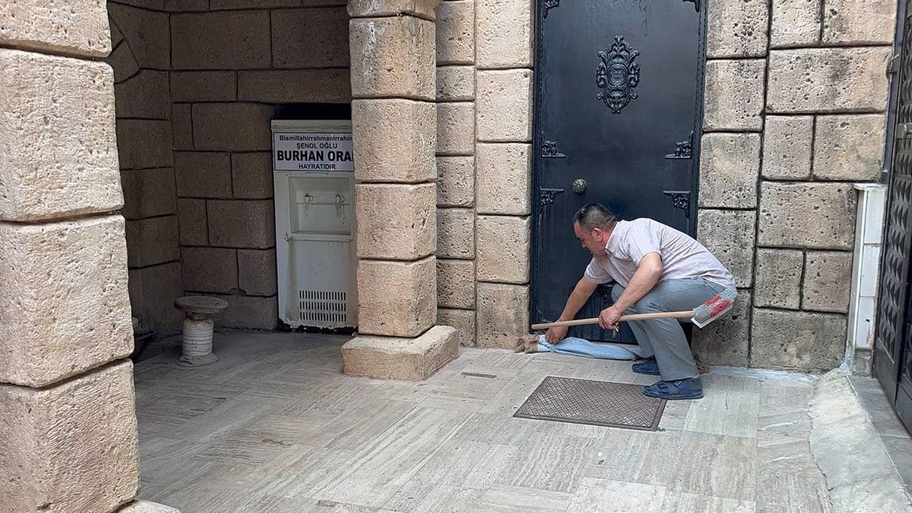 Foto - Cemaat şok! Namaza gelenleri 1.5 metrelik yılan karşıladı 