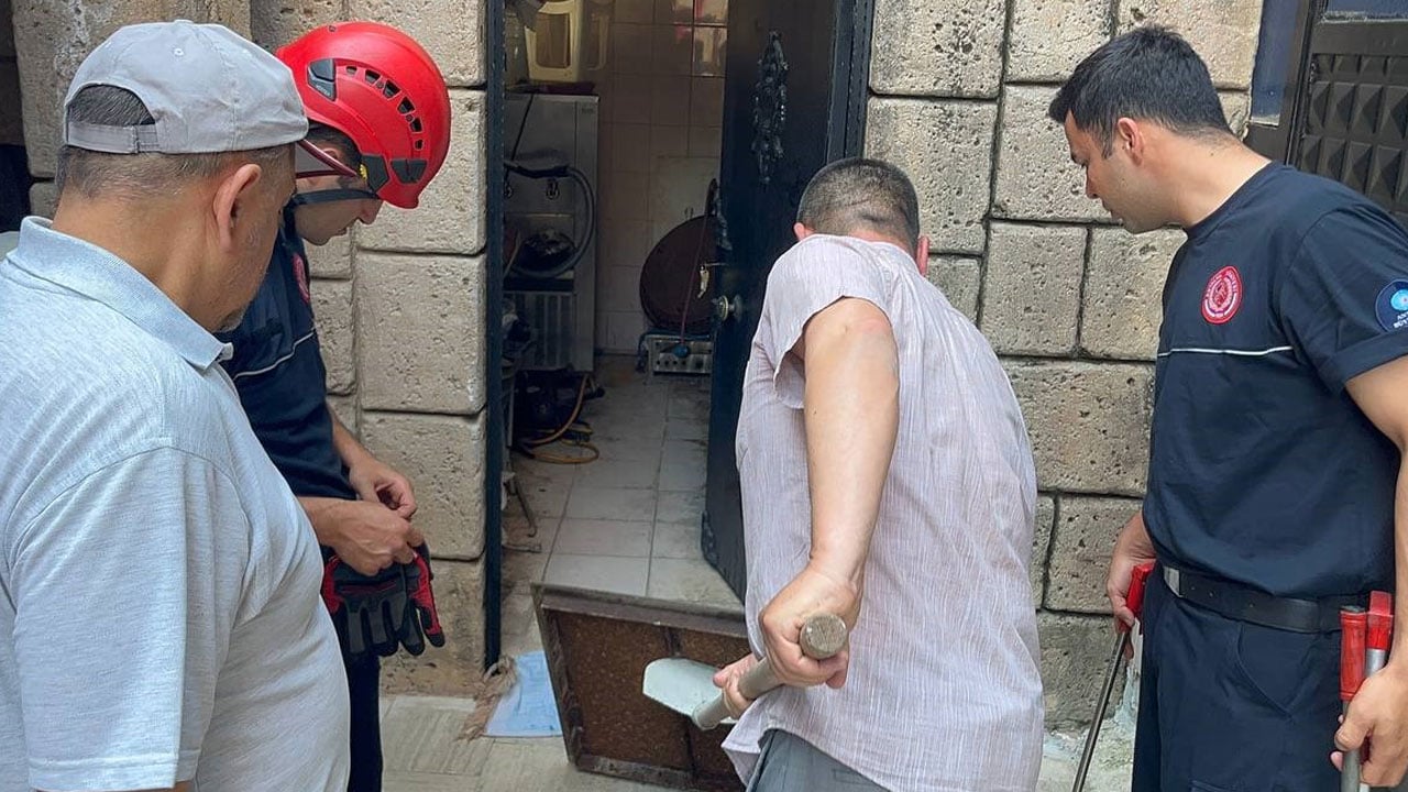 Foto - Cemaat şok! Namaza gelenleri 1.5 metrelik yılan karşıladı 