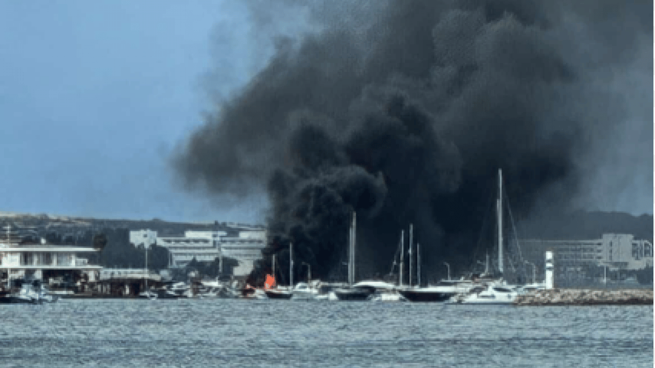 Foto - Çeşme’de yangın alarmı! Tekneler alevler içinde: Yoğun duman plajı sardı