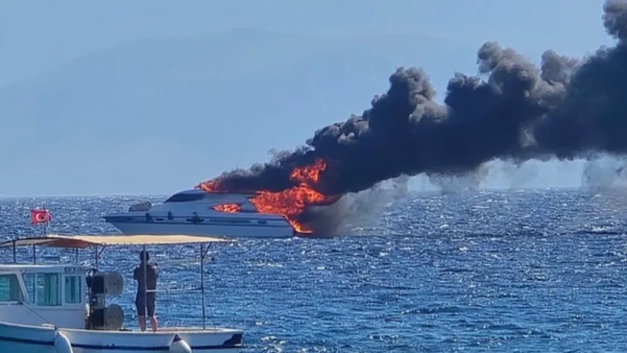 Foto - Çeşme’de yangın alarmı! Tekneler alevler içinde: Yoğun duman plajı sardı