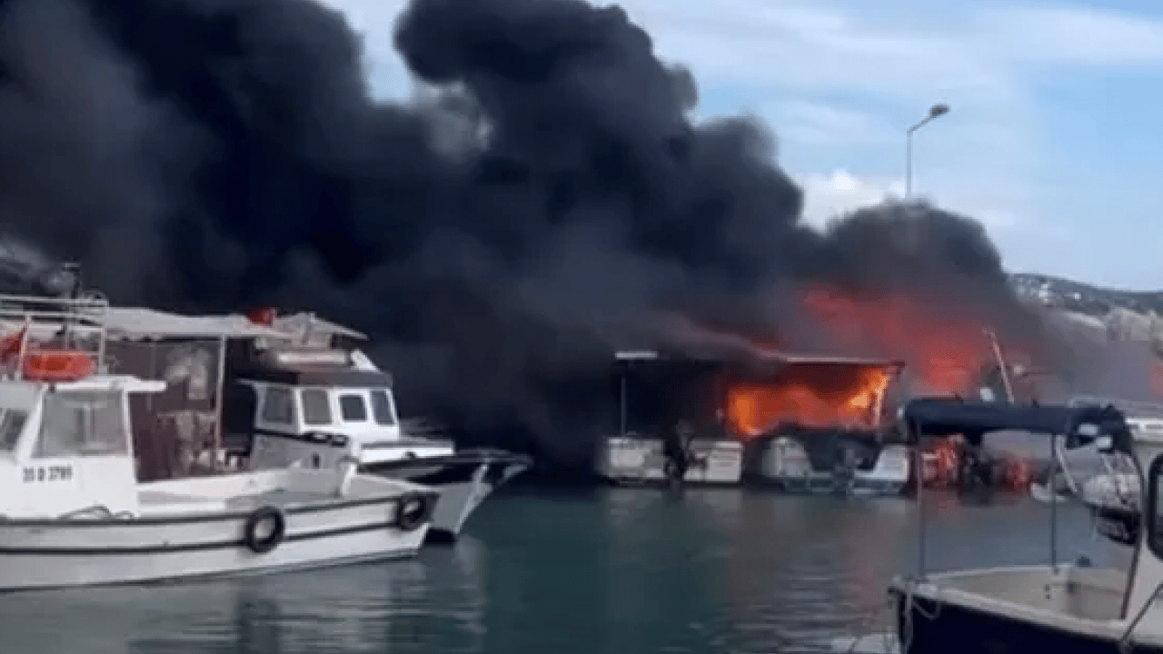 Çeşme’de yangın alarmı! Tekneler alevler içinde: Yoğun duman plajı sardı