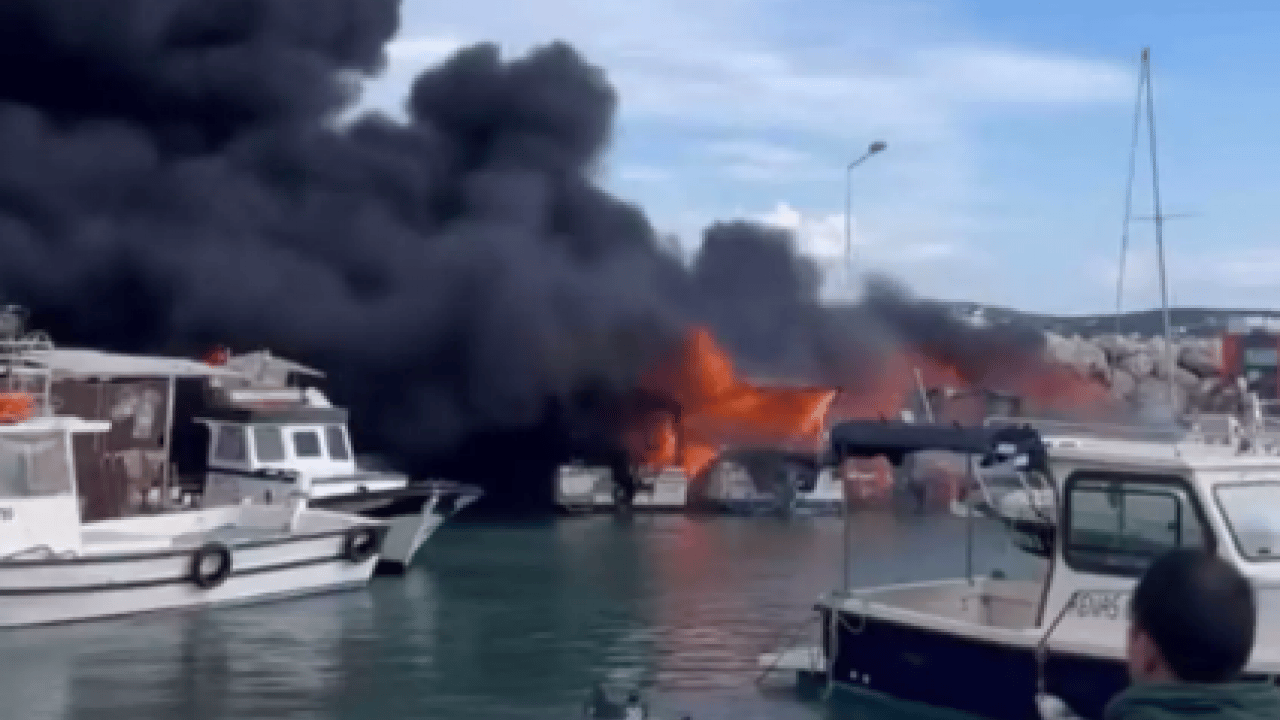 Foto - Çeşme’de yangın alarmı! Tekneler alevler içinde: Yoğun duman plajı sardı