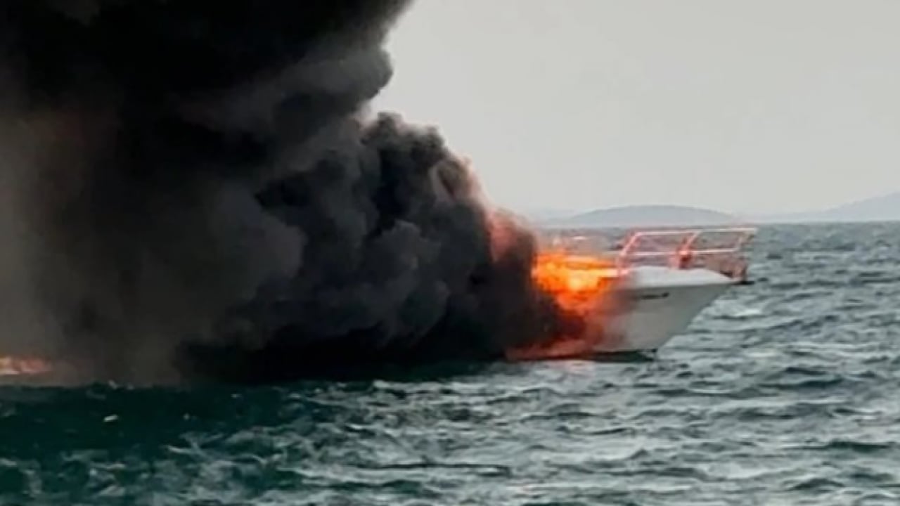 Foto - Çeşme’de yangın alarmı! Tekneler alevler içinde: Yoğun duman plajı sardı