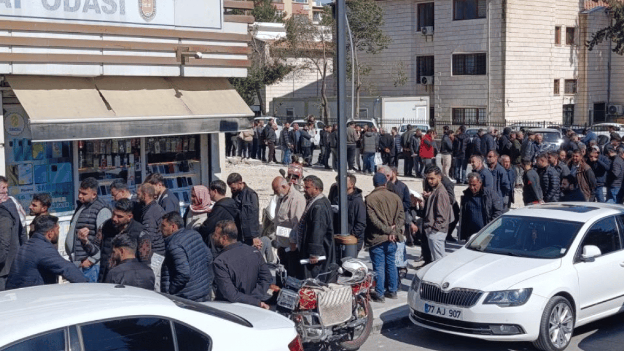 Cezası can yakıyor! APP plaka kuyruğu hayrete düşürdü