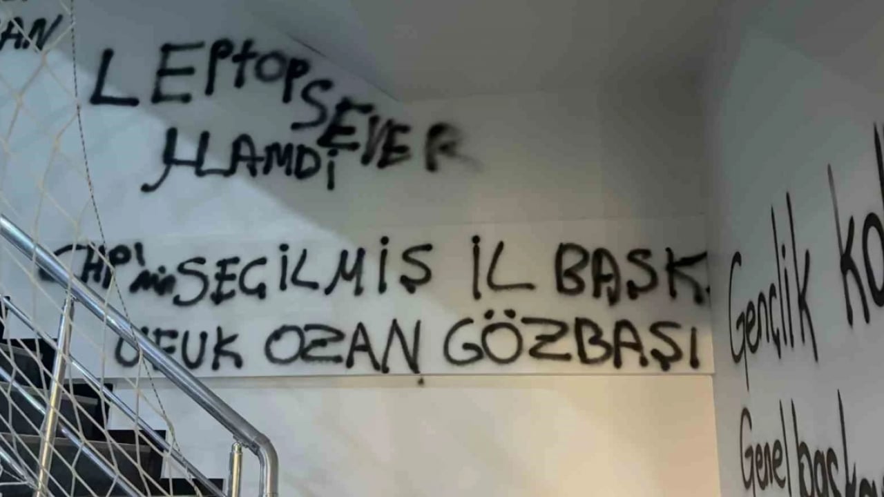 Foto - CHP il başkanlığı duvarlarında çirkin yazılar! Şaibeye ‘Mustafa Kemal askeriyiz’ savunması