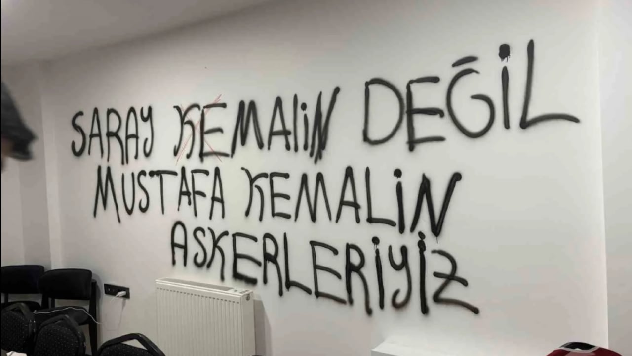 Foto - CHP il başkanlığı duvarlarında çirkin yazılar! Şaibeye ‘Mustafa Kemal askeriyiz’ savunması