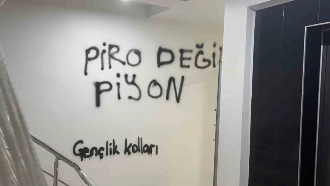 Foto - CHP il başkanlığı duvarlarında çirkin yazılar! Şaibeye ‘Mustafa Kemal askeriyiz’ savunması
