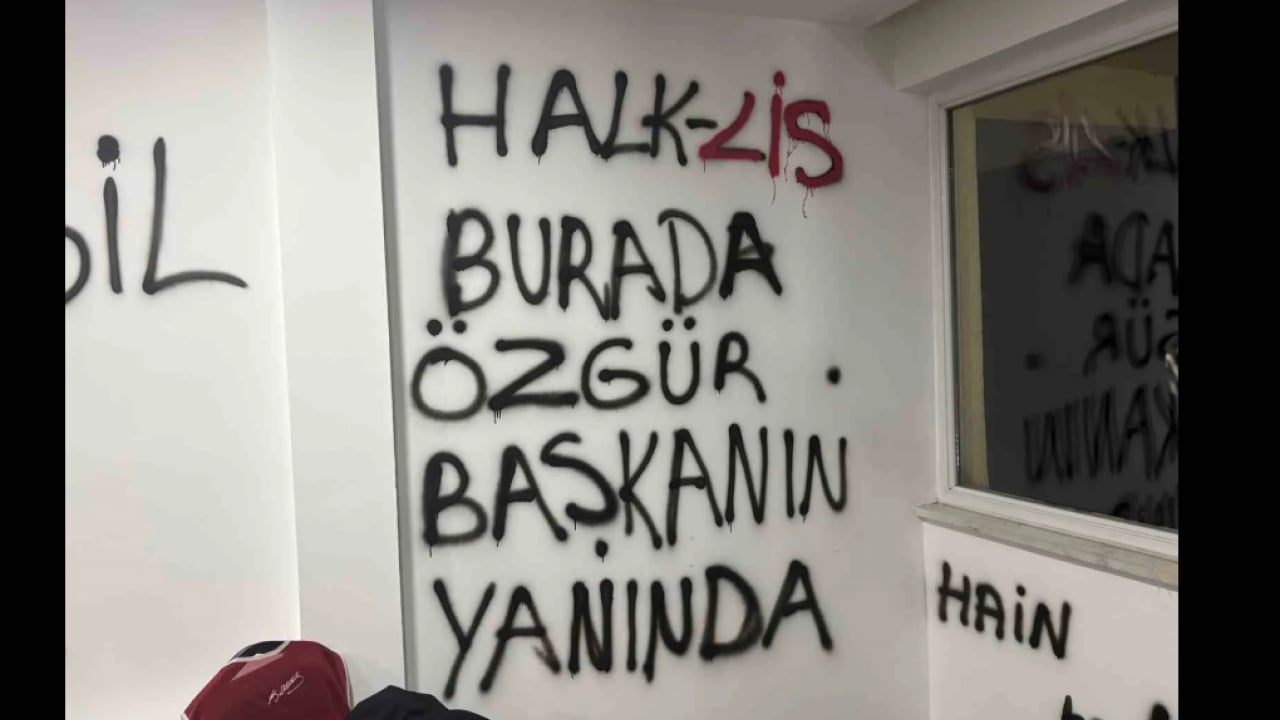 Foto - CHP il başkanlığı duvarlarında çirkin yazılar! Şaibeye ‘Mustafa Kemal askeriyiz’ savunması