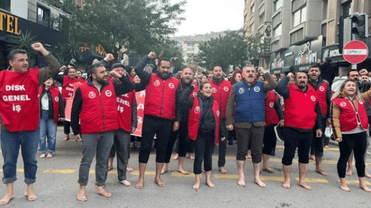 Foto - CHP sayesinde daha neler göreceğiz neler! ‘Çıplak maaş'a karşı çıplak ayaklı eylem