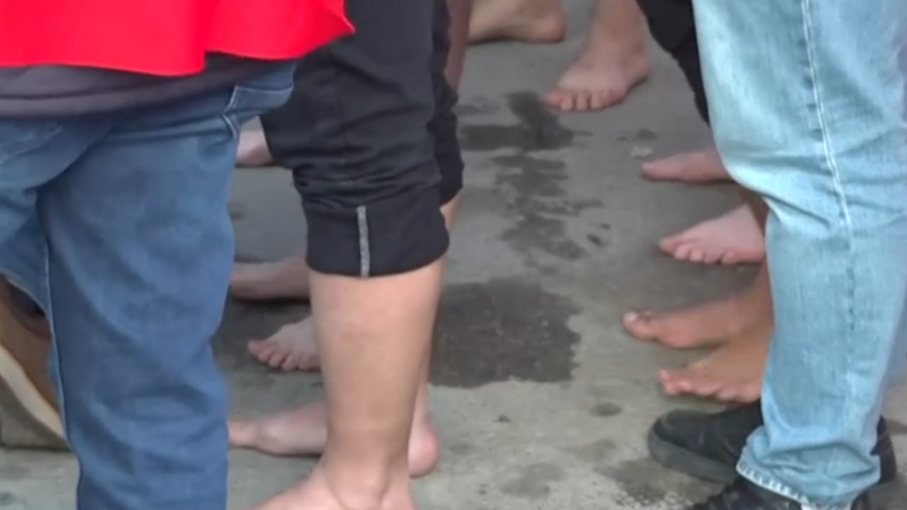 Foto - CHP sayesinde daha neler göreceğiz neler! ‘Çıplak maaş'a karşı çıplak ayaklı eylem