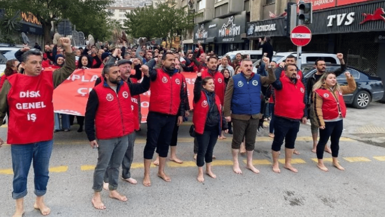 Foto - CHP sayesinde daha neler göreceğiz neler! ‘Çıplak maaş'a karşı çıplak ayaklı eylem