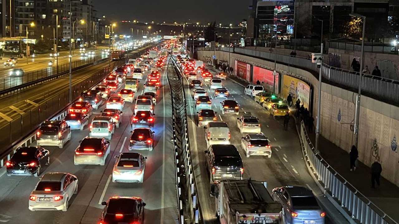 Foto - CHP trene bakar gibi bakıyor! İstanbullu trafikte kaldı