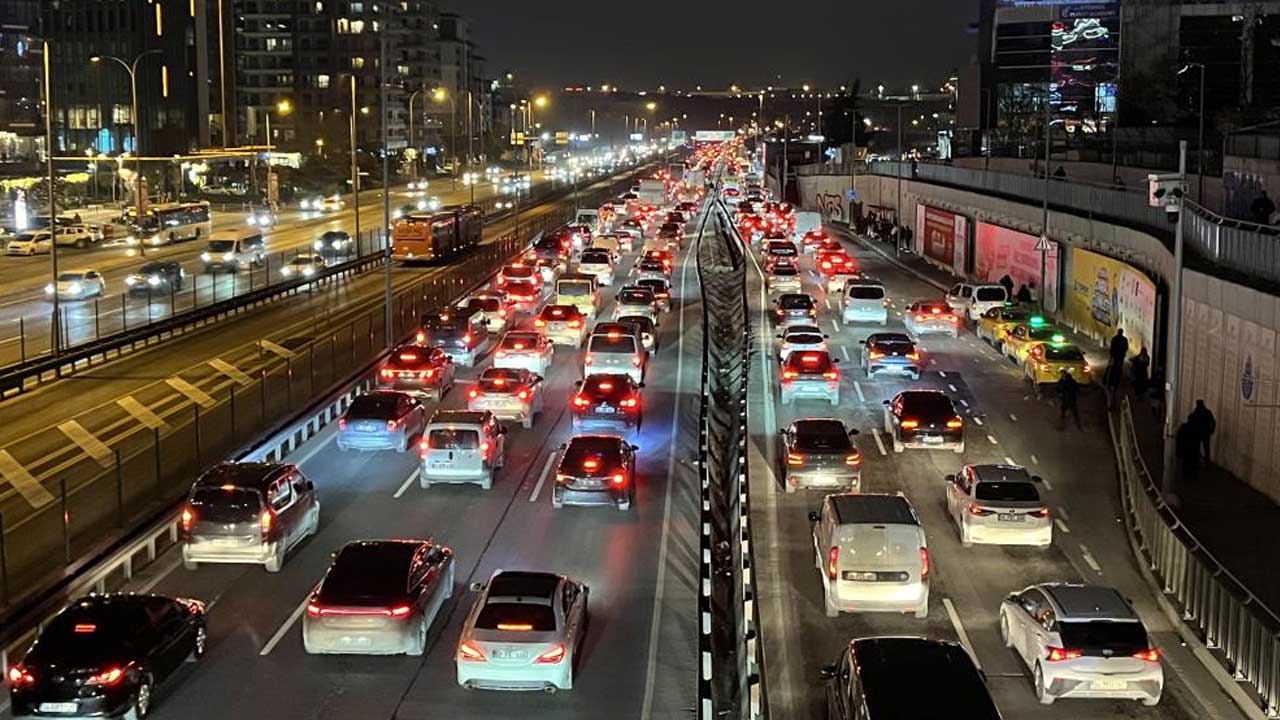 Foto - CHP trene bakar gibi bakıyor! İstanbullu trafikte kaldı