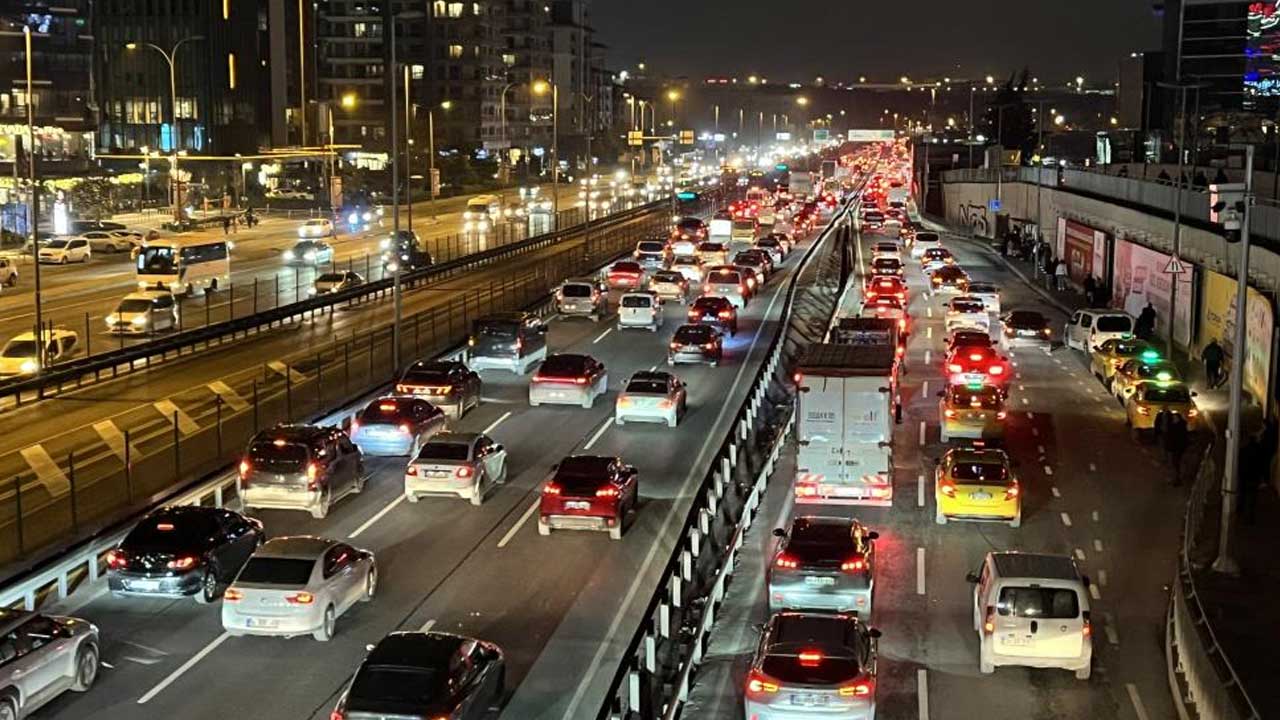 Foto - CHP trene bakar gibi bakıyor! İstanbullu trafikte kaldı